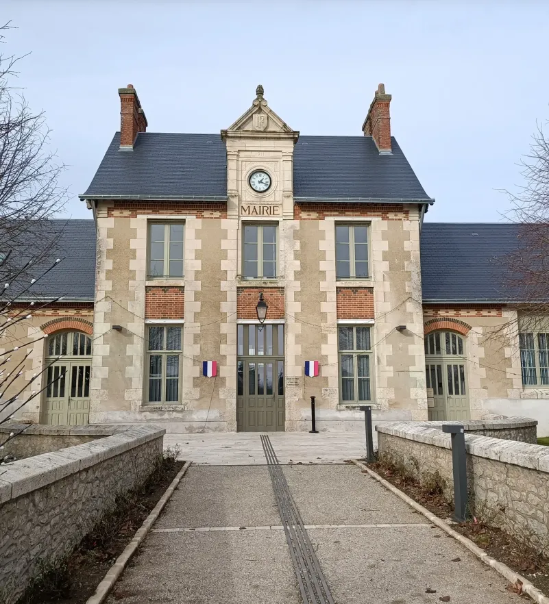 Face avant de la mairie d'Averdon